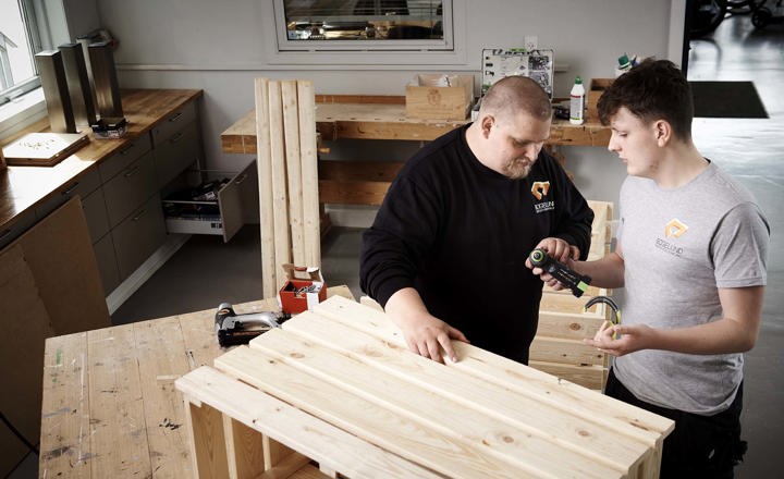 Dreng laver trækasse