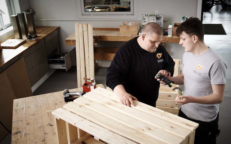 Dreng laver trækasse