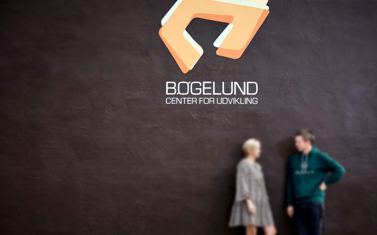 personer ved mur blur
