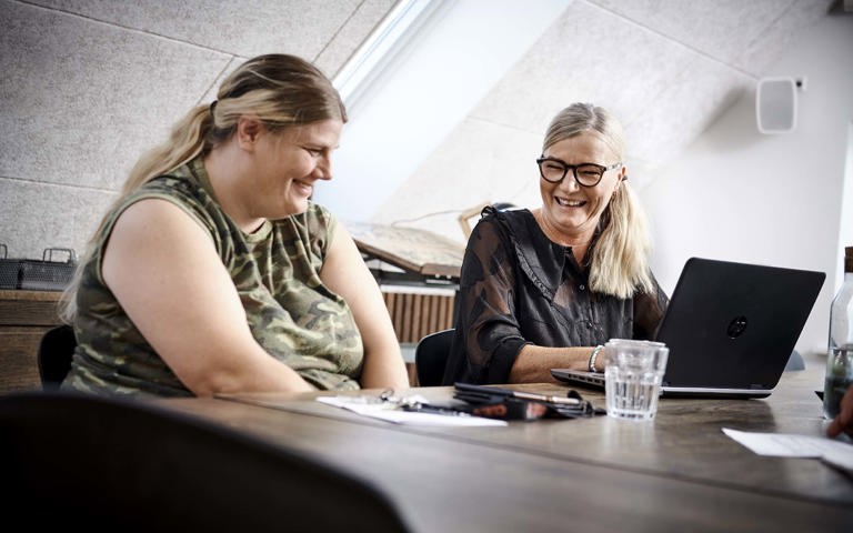 Pige i samtale med voksen