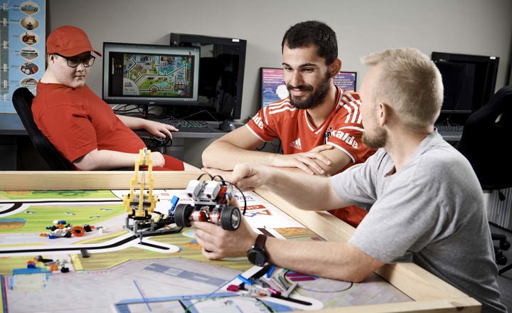 Drenge leger med Lego Technics