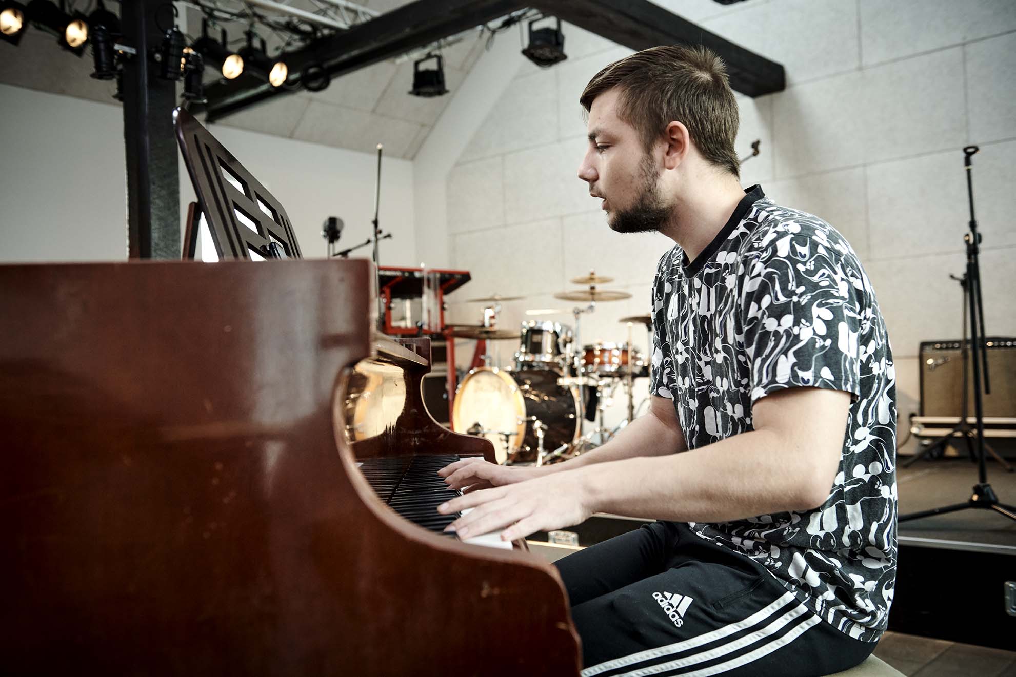 Dreng spiller klaver