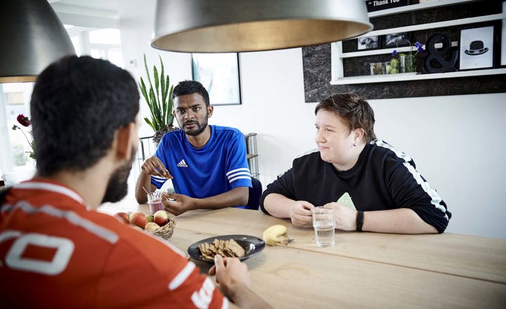 Snak ved køkkenbord