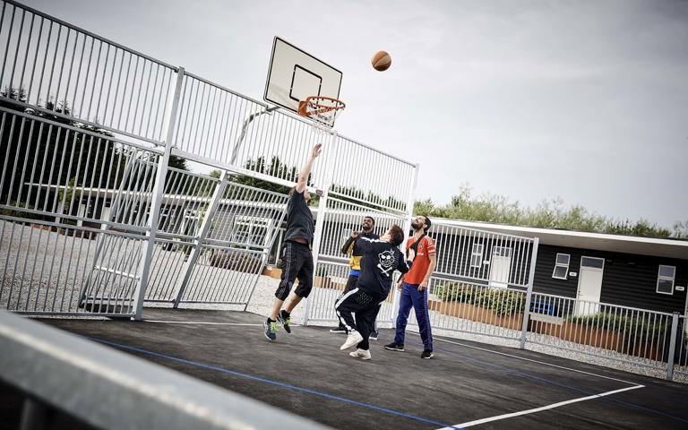 Drenge spiller basketball