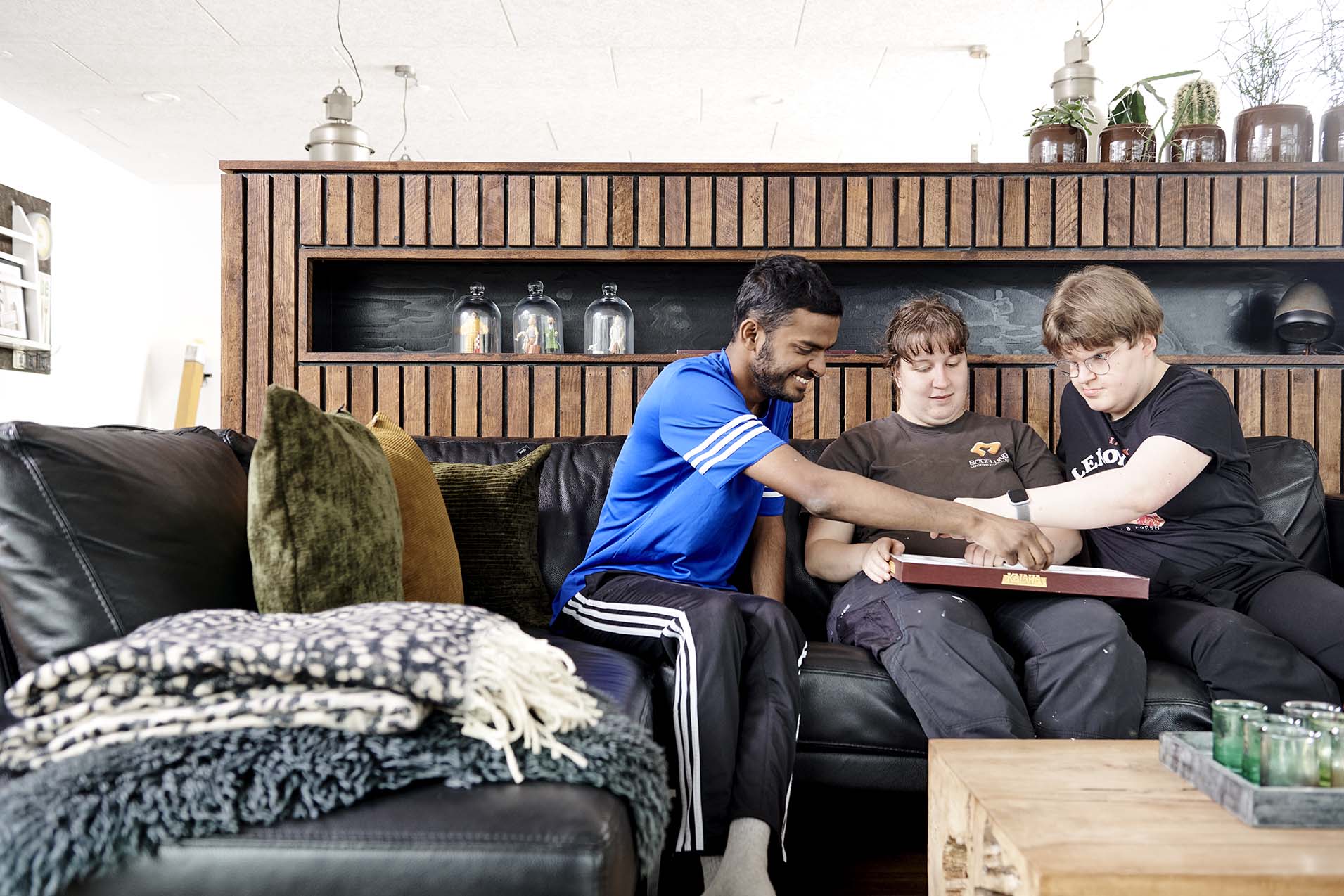 Bøgelund_unge der spiller brætspil