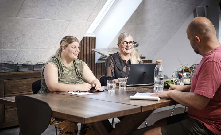 Samtale omkring bord med pc