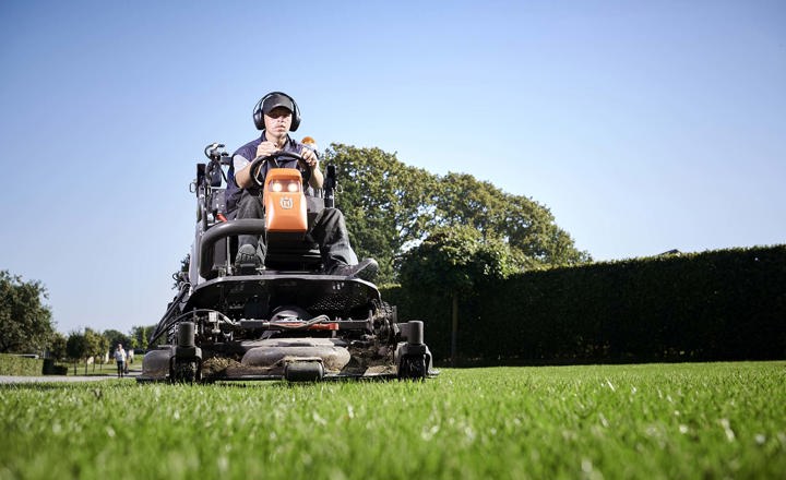 Dreng på havetraktor